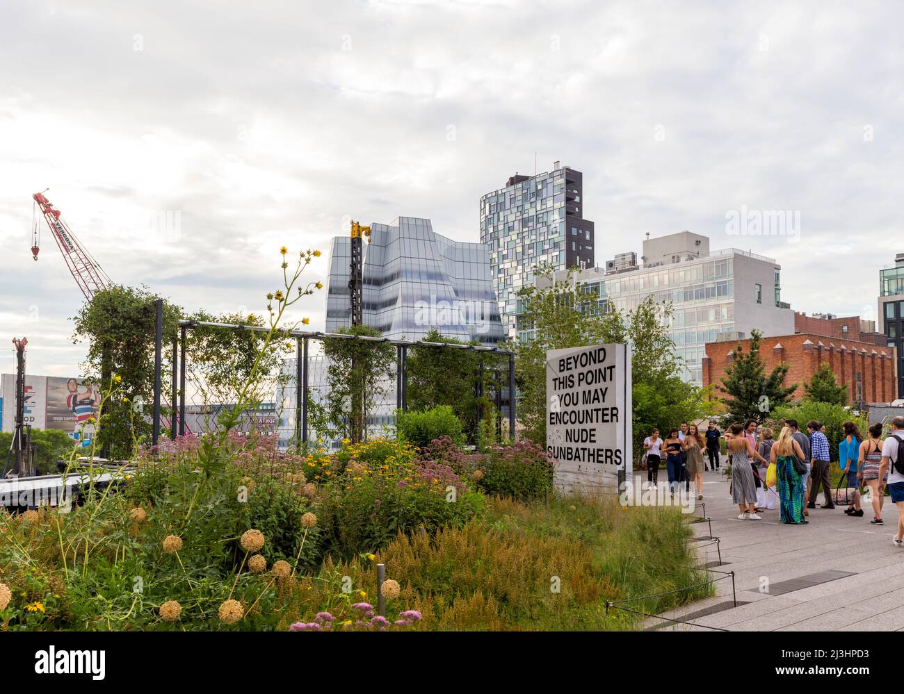 Chelsea, New York City, NY, USA, das weiße Glas-IAC-Gebäude des Architekten Frank Gehry, der Hauptsitz von InterActiveCorp im Chelsea-Viertel von Manhattan, von der High Line aus gesehen - ein beliebter linearer Park, der auf den erhöhten Bahngleisen über der Tenth Ave gebaut wurde Stockfoto