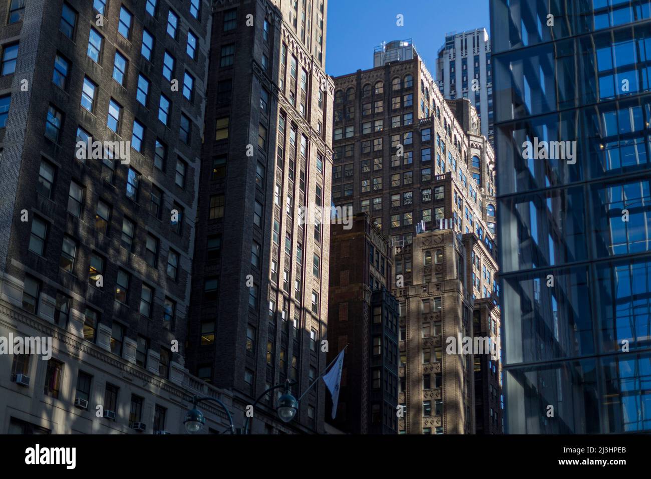 Madison AV/E 41 Street, New York City, NY, USA, Gebäude fangen einige wundervolle Lichteffekte der Abendsonne ein. Stockfoto