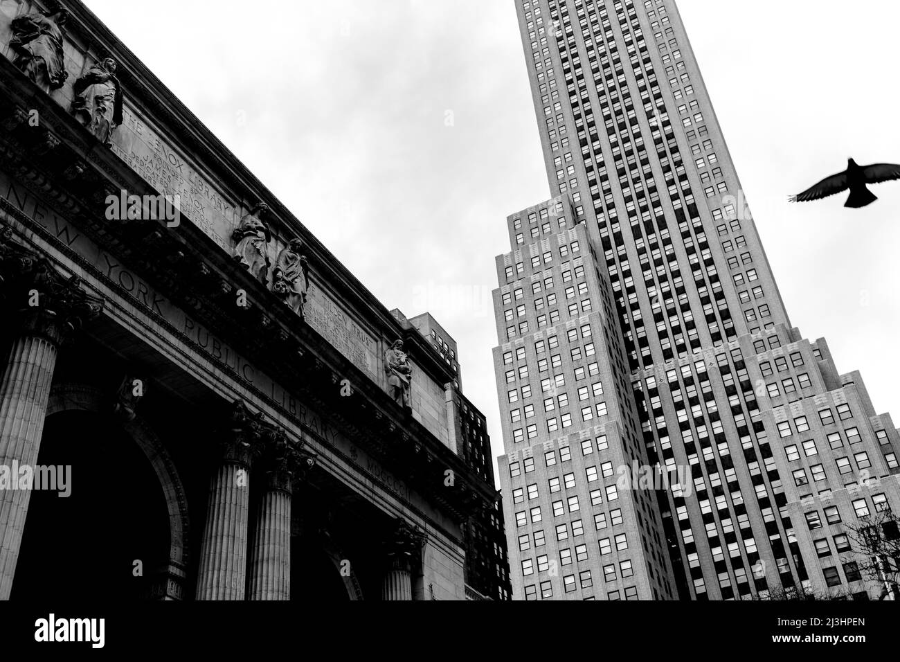 5 Ave/W 40 Street, New York City, NY, USA, New York Public Library (öffentliche Bibliothek) Links Stockfoto