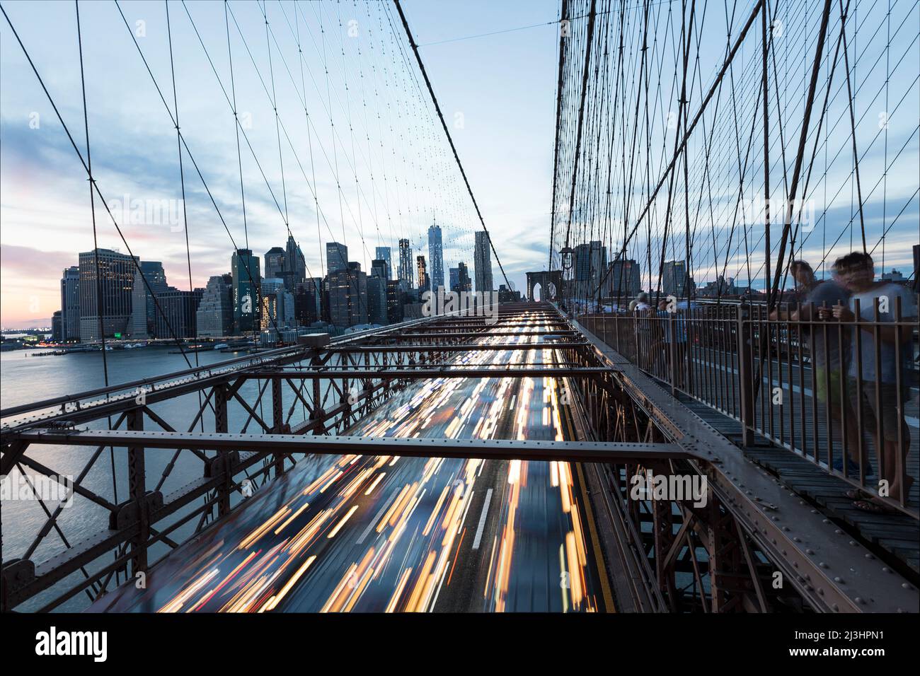Brooklyn Heights, New York City, NY, USA, Nachtlichter / Lichtspuren von Autoscheinwerfer auf der Brooklyn Bridge. Langzeitbelichtung. Stockfoto