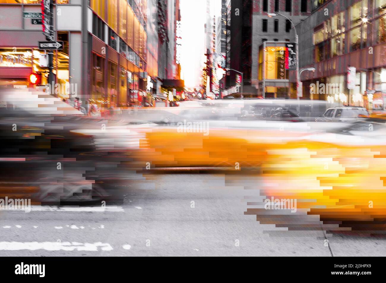 6. Ave/W41ST Street, New York City, NY, USA, Manhattanhenge in New York City, entlang der 41. Street. Manhattanhenge ist ein Ereignis, bei dem die untergehende Sonne auf das Hauptstraßenraster von Manhattan ausgerichtet ist Stockfoto