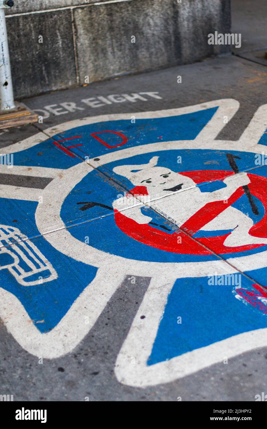14 North Moore Street, New York City, NY, USA, The Hook & Ladder 8 Firehouse. Die Feuerwache wurde im Film Ghostbusters berühmt. Gelegen in Tribeca, Lower Manhattan. Stockfoto