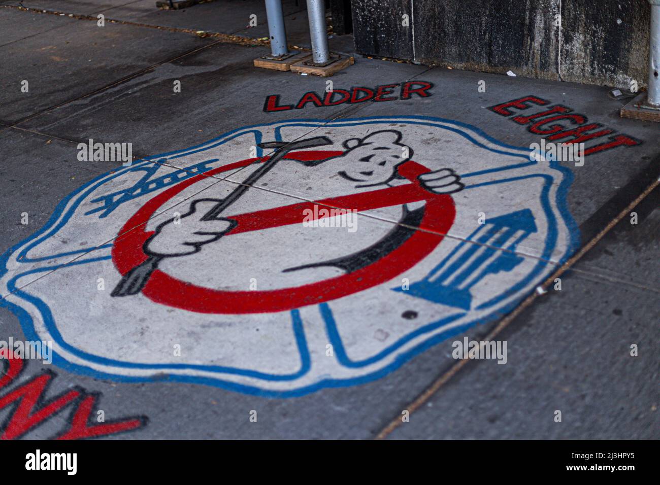 14 North Moore Street, New York City, NY, USA, The Hook & Ladder 8 Firehouse. Die Feuerwache wurde im Film Ghostbusters berühmt. Gelegen in Tribeca, Lower Manhattan. Stockfoto