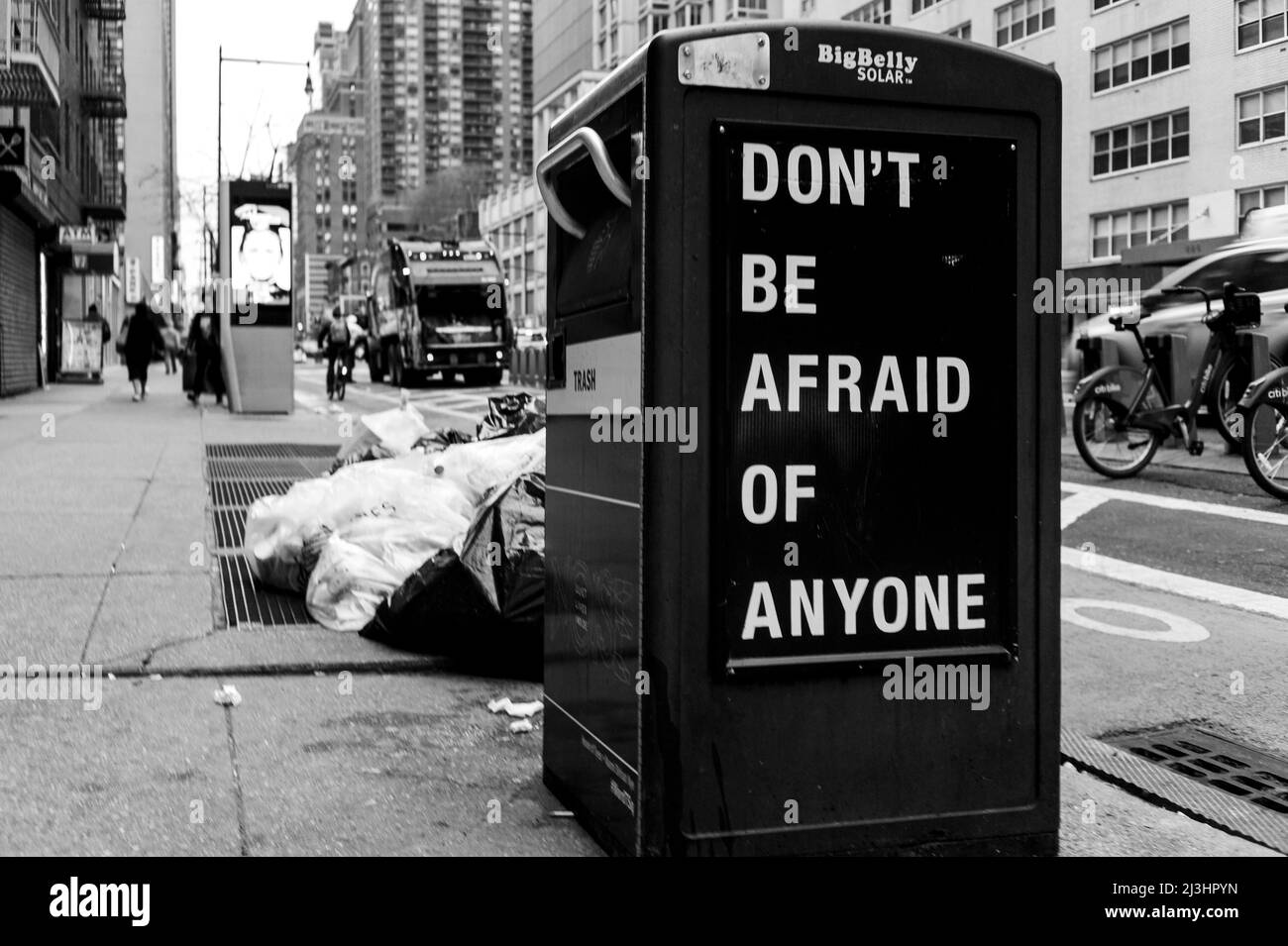 8 Avenue & West 52 STREET, New York City, NY, USA, Trash Box in den Straßen von Manhattan mit den Worten: „Seid niemandem auf den Weg“ Stockfoto