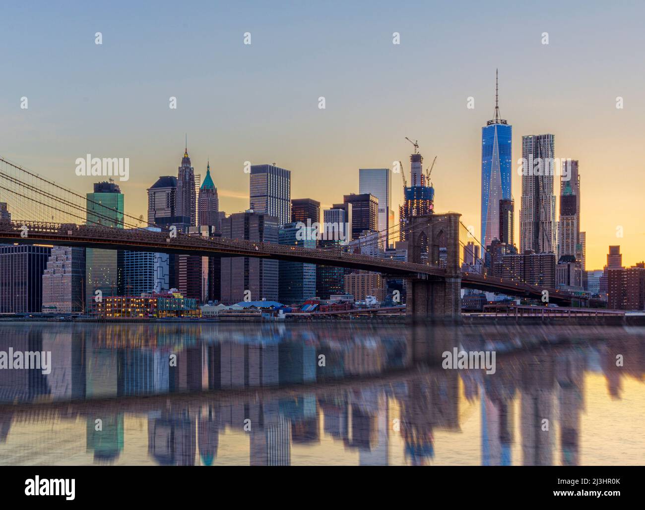 Dumbo, New York City, NY, USA, ikonische Aufnahme der Brooklyn Bridge über dem East River und der Skyline von manhattan mit one world Trade Center Stockfoto