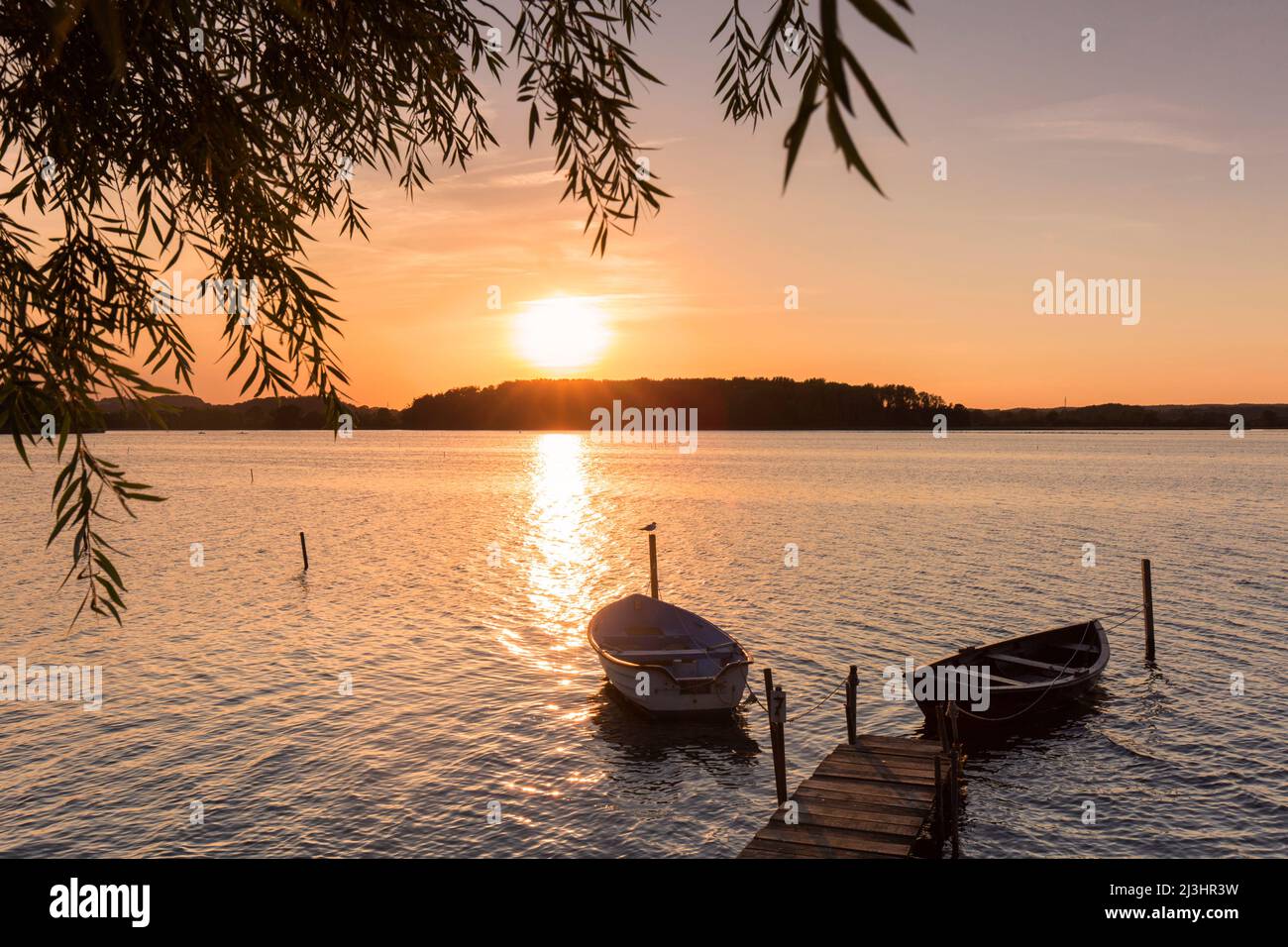 Holzsteg mit Booten auf dem Neustädter Binnenwassersee bei Neustadt in Holstein, Kreis Ostholstein, Schleswig-Holstein, Deutschland Stockfoto