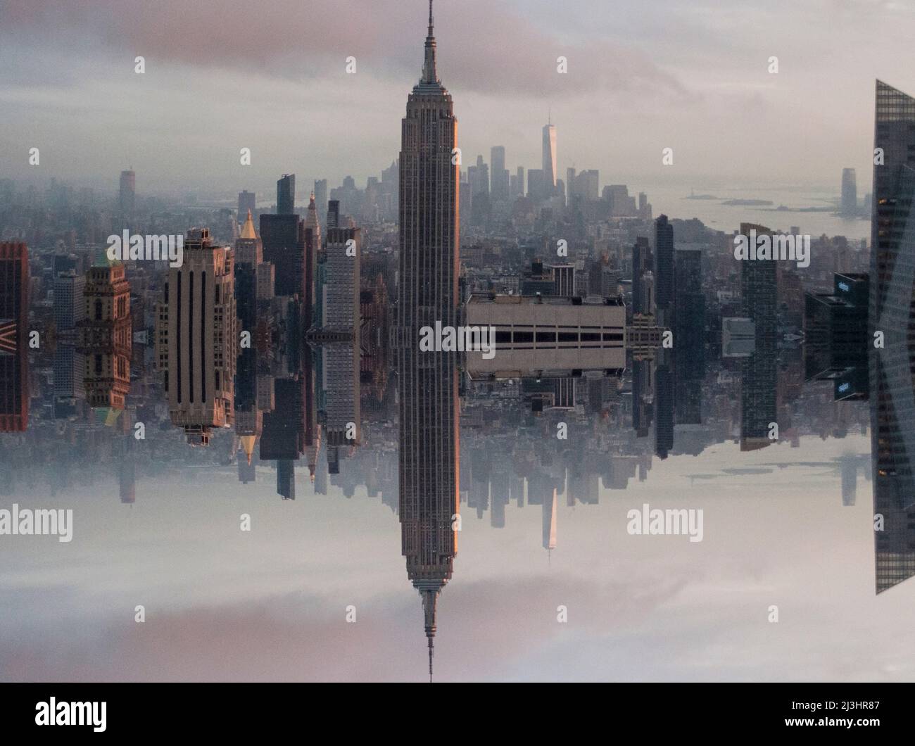 Midtown West, New York City, NY, USA, Drohnenaufnahme/Luftaufnahme, aufgenommen neben dem Rockefeller Center mit Panoramablick auf Manhattan Stockfoto