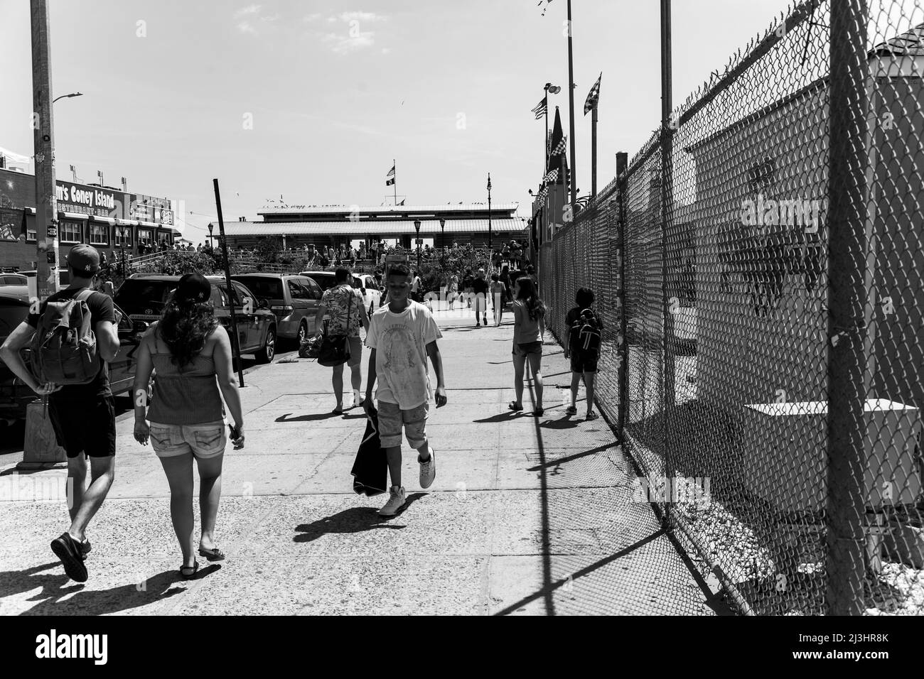 CONEY ISLAND, New York City, NY, USA, Luna Park mit unbekannten Menschen und einer Achterbahn. Es ist ein Vergnügungspark auf Coney Island, der am 29. Mai 2010 auf dem ehemaligen Gelände von Astroland eröffnet wurde, benannt nach dem ursprünglichen Park aus dem Jahr 1903 Stockfoto