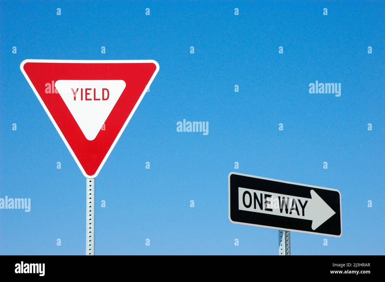 Ertrag und eine Schilder Art und Weise auf Autobahn Autobahn für Fahrer, an Kreuzungen zu sehen Stockfoto