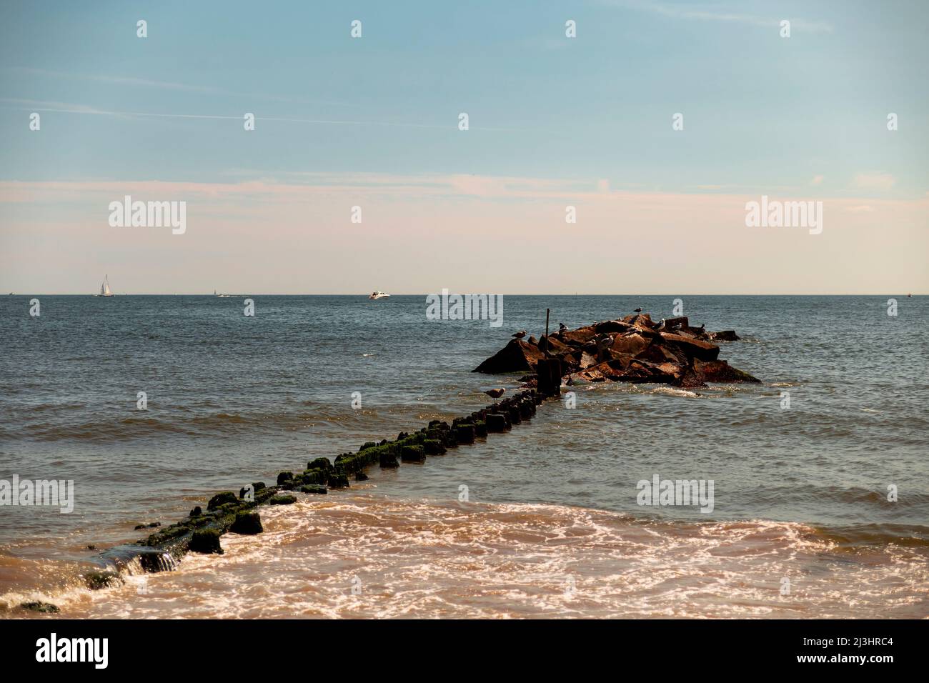 CONEY ISLAND, New York City, NY, USA, Felswand am strand von coney Island im Strandbereich von Brighton in Brooklyn an einem sonnigen Sommertag Stockfoto