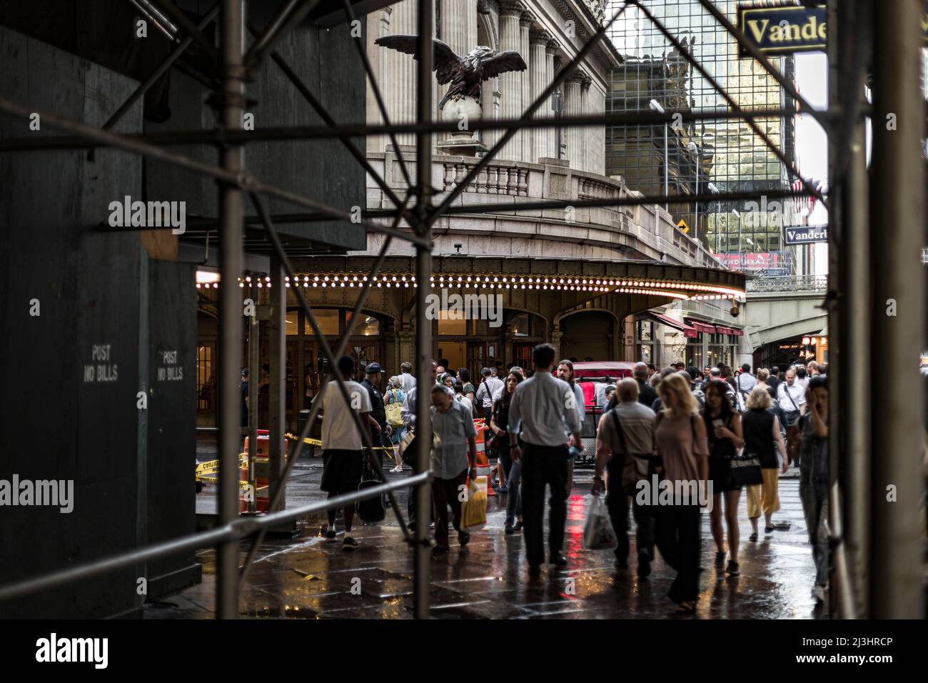 Grand Central - 42 Street, New York City, NY, USA, Menschen, die am Eingang des Hauptbahnhofs entlang gehen Stockfoto