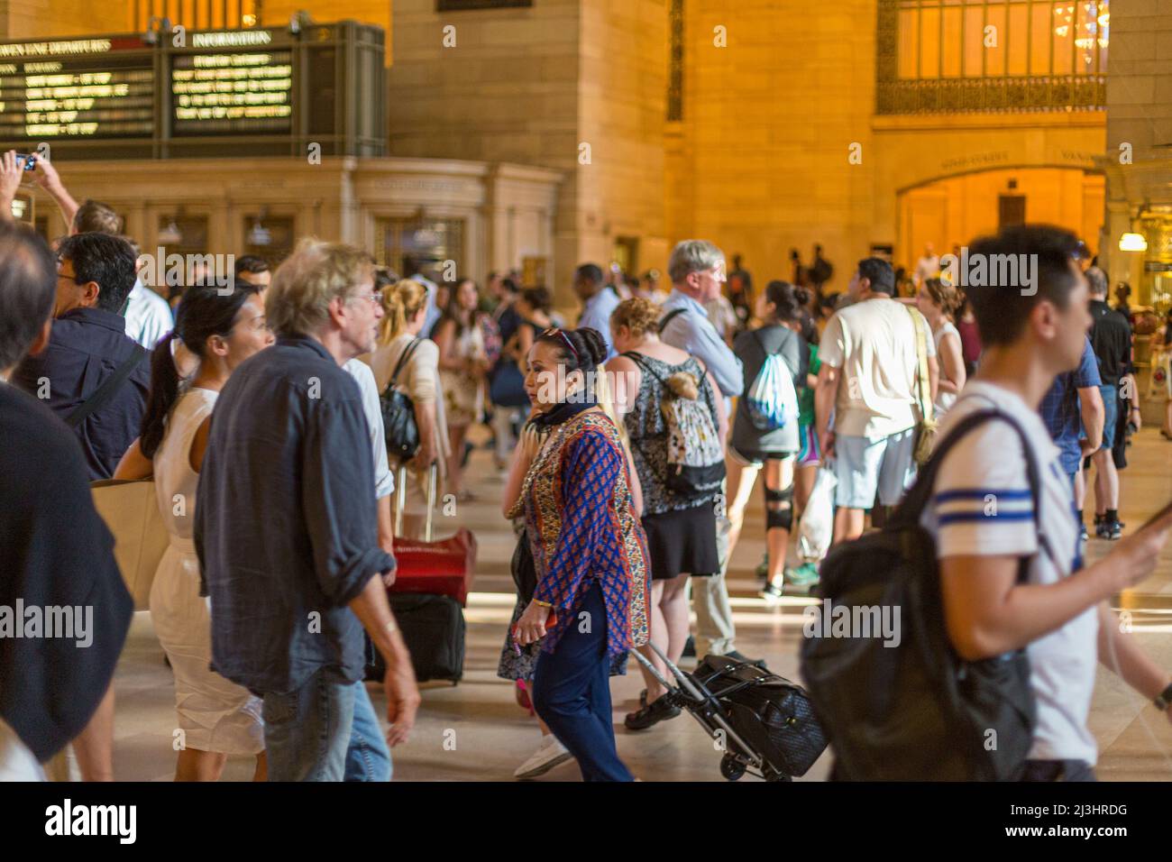 Grand Central - 42 Street, New York City, NY, USA, Inside Central Station. Menschen, gelbes Licht, Business as usual Stockfoto