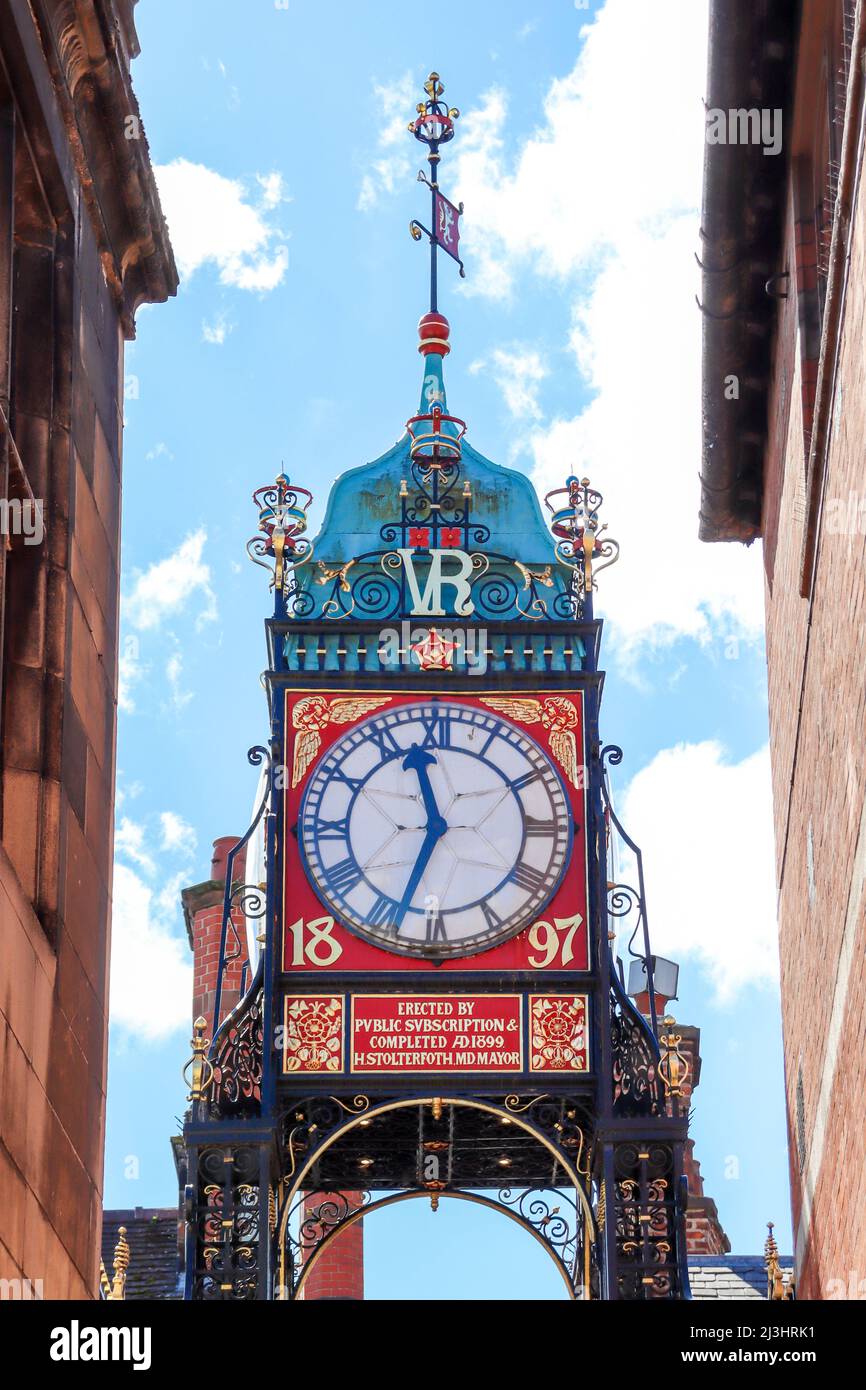 Chester Eastgate Clock, viktorianisches Zifferblatt, historisches Wahrzeichen, mit V R (Victoria Regina)-Initialen Stockfoto