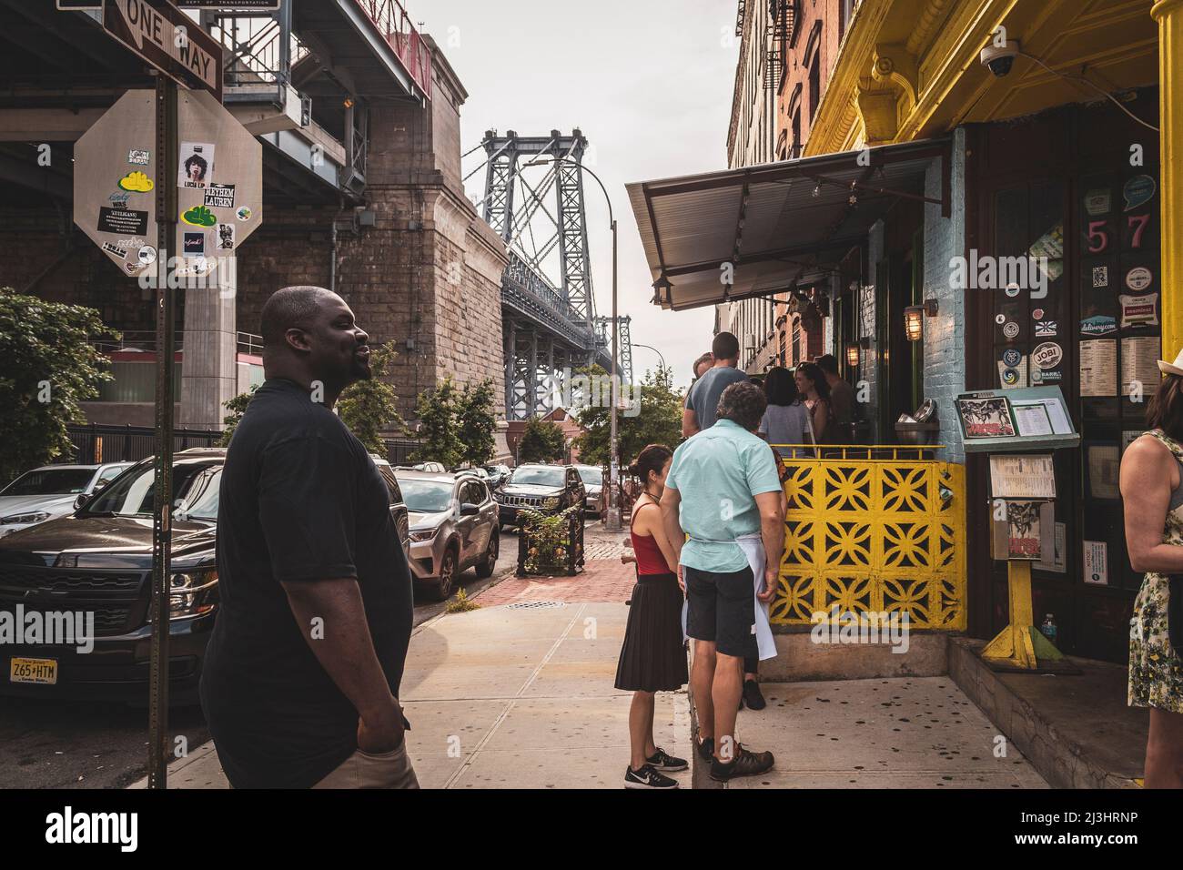 Southside, New York City, NY, USA, Menschen, die vor einem Restaurant warten. Manhattan Bridge im Hintergrund Stockfoto