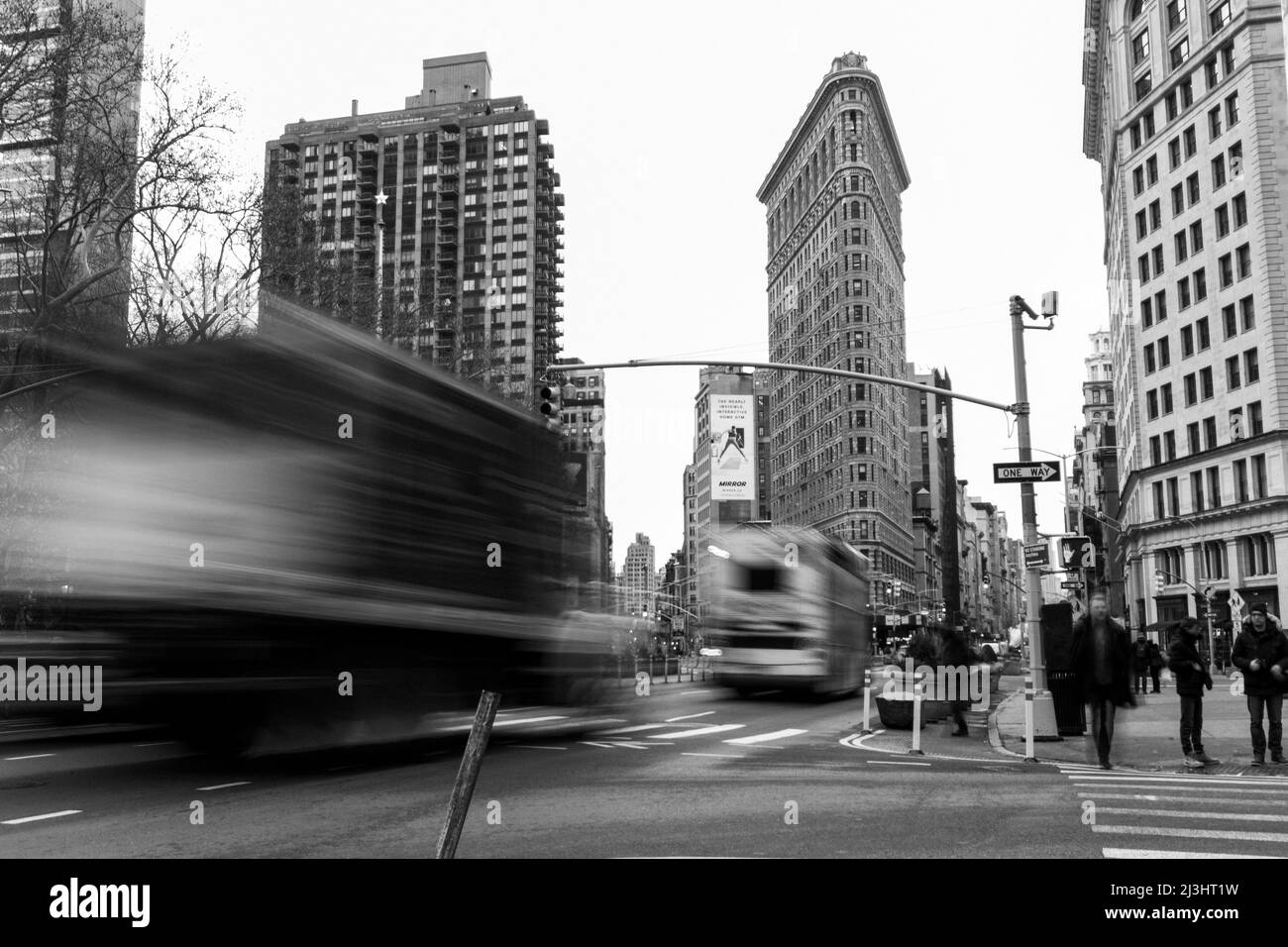 Flatiron Public Plaza, New York City, NY, USA, Slow-Shutter-Aufnahme des historischen Flatiron- oder Fuller-Gebäudes. Dieses ikonische dreieckige Gebäude in Manhattans Fifth Ave wurde 1902 fertiggestellt. Stockfoto