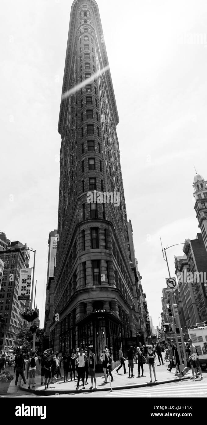 FLATIRON DISTRICT, New York City, NY, USA, Historic Flatiron or Fuller Building, ein 22-stöckiges, dreieckig geformtes, stahlgerahmtes Wahrzeichen in Manhattans Fifth Ave, wurde 1902 fertiggestellt. Stockfoto