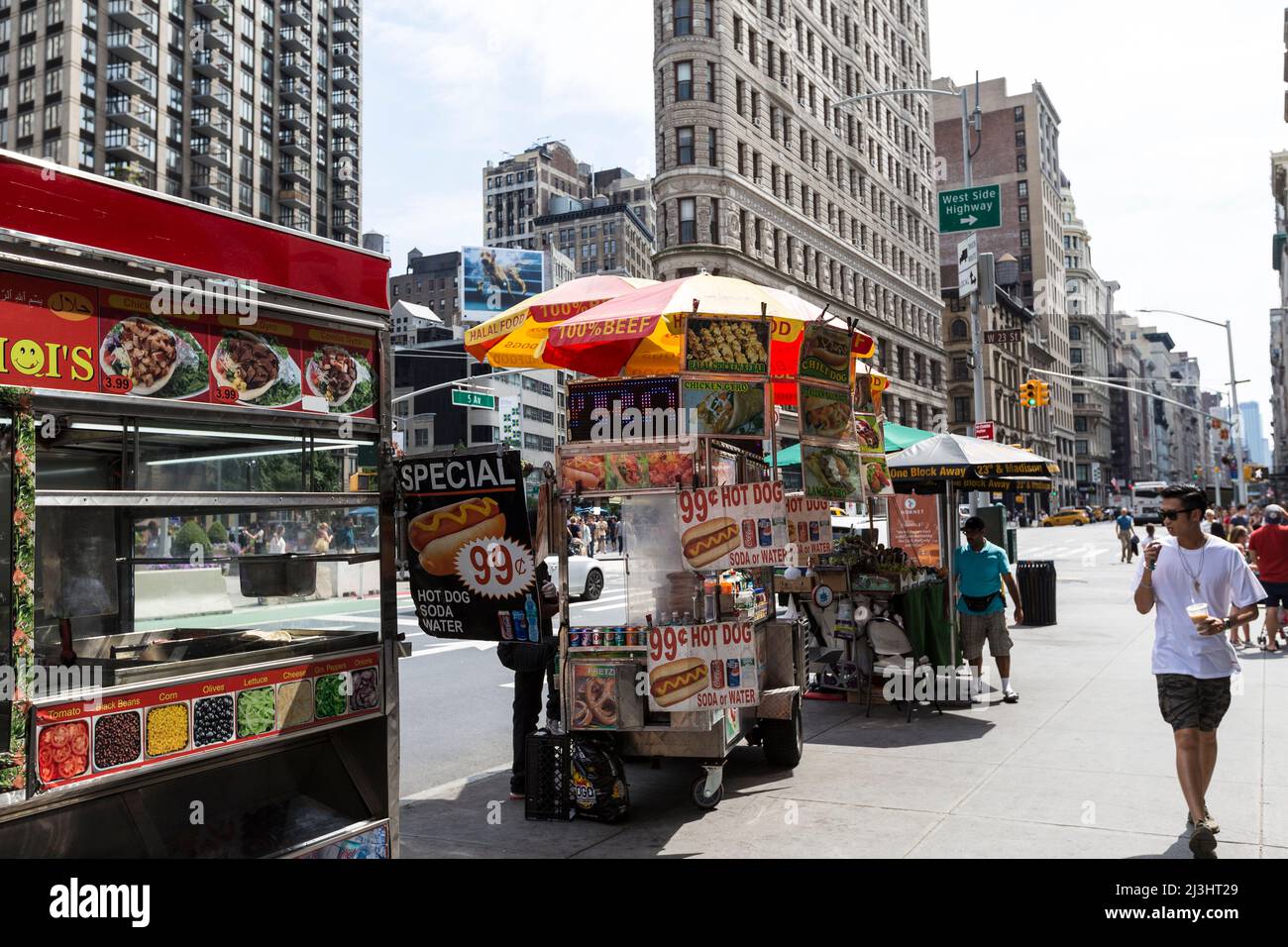 FLATIRON DISTRICT, New York City, NY, USA, ein Hot Dog Stand vor dem flatiron-Gebäude Stockfoto