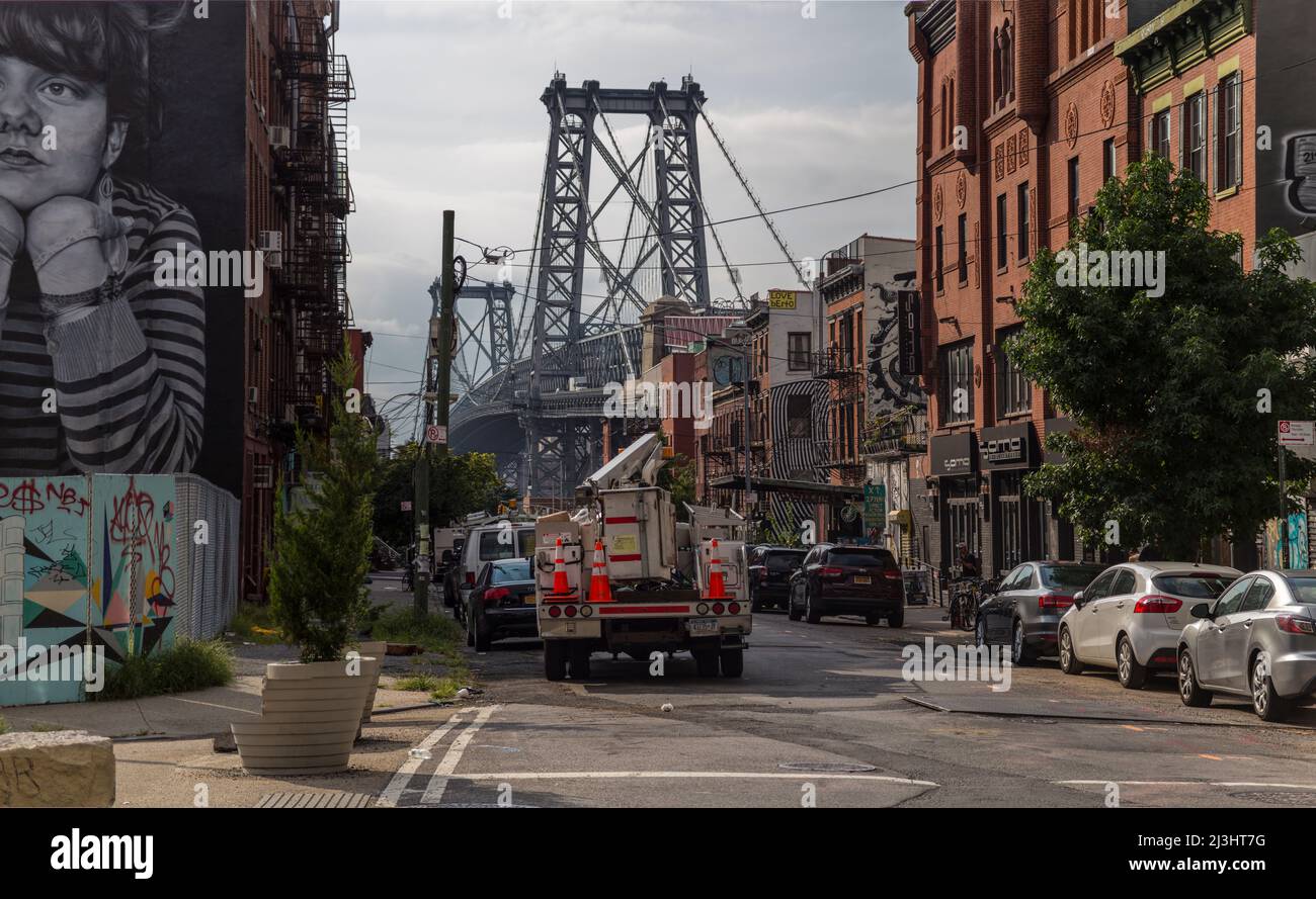 Bedford AV/Broadway, New York City, NY, USA, Straßenszene in Brooklyn mit der Manhattan Bridge im Hintergrund Stockfoto