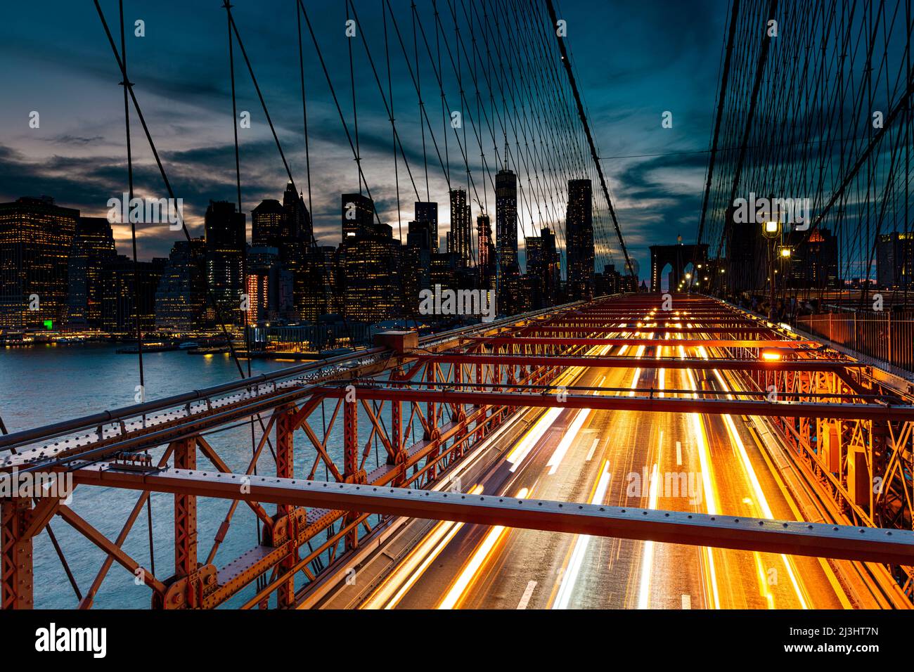 Brooklyn Heights, New York City, NY, USA, Nachtlichter / Lichtspuren von Autoscheinwerfer auf der Brooklyn Bridge. Langzeitbelichtung. Stockfoto