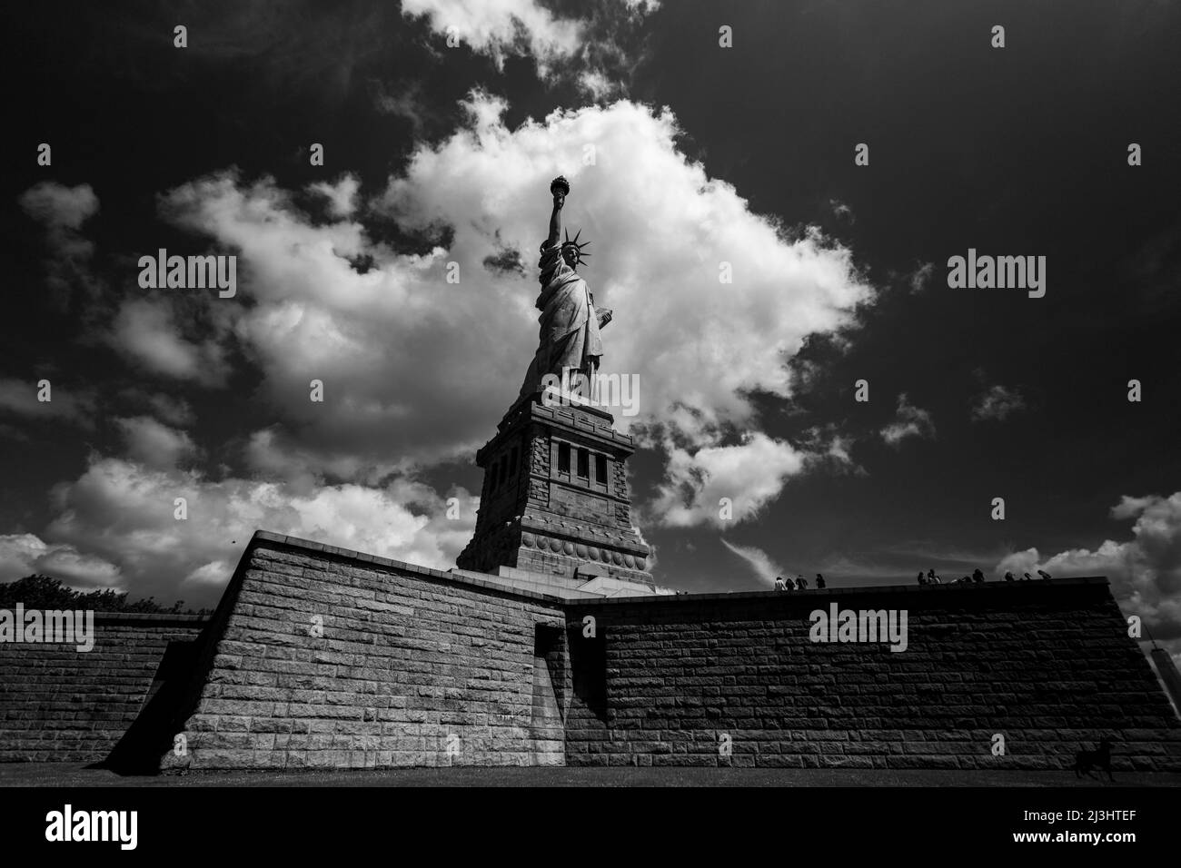 Liberty Island, New York City, NY, USA, Freiheitsstatue und ein dramatischer Himmel Freiheitsstatue vor blauem Himmel mit wunderschönem Wolkenhintergrund Stockfoto