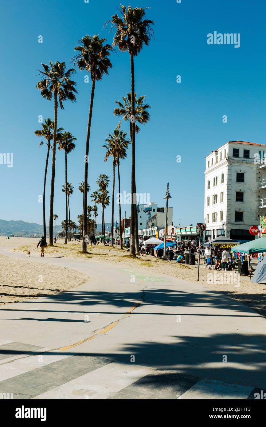 VENICE BEACH, CA - 24. MÄRZ 2022: Strandpromenade von Venice Beach in Venice, Los Angeles, California, USA. Stockfoto