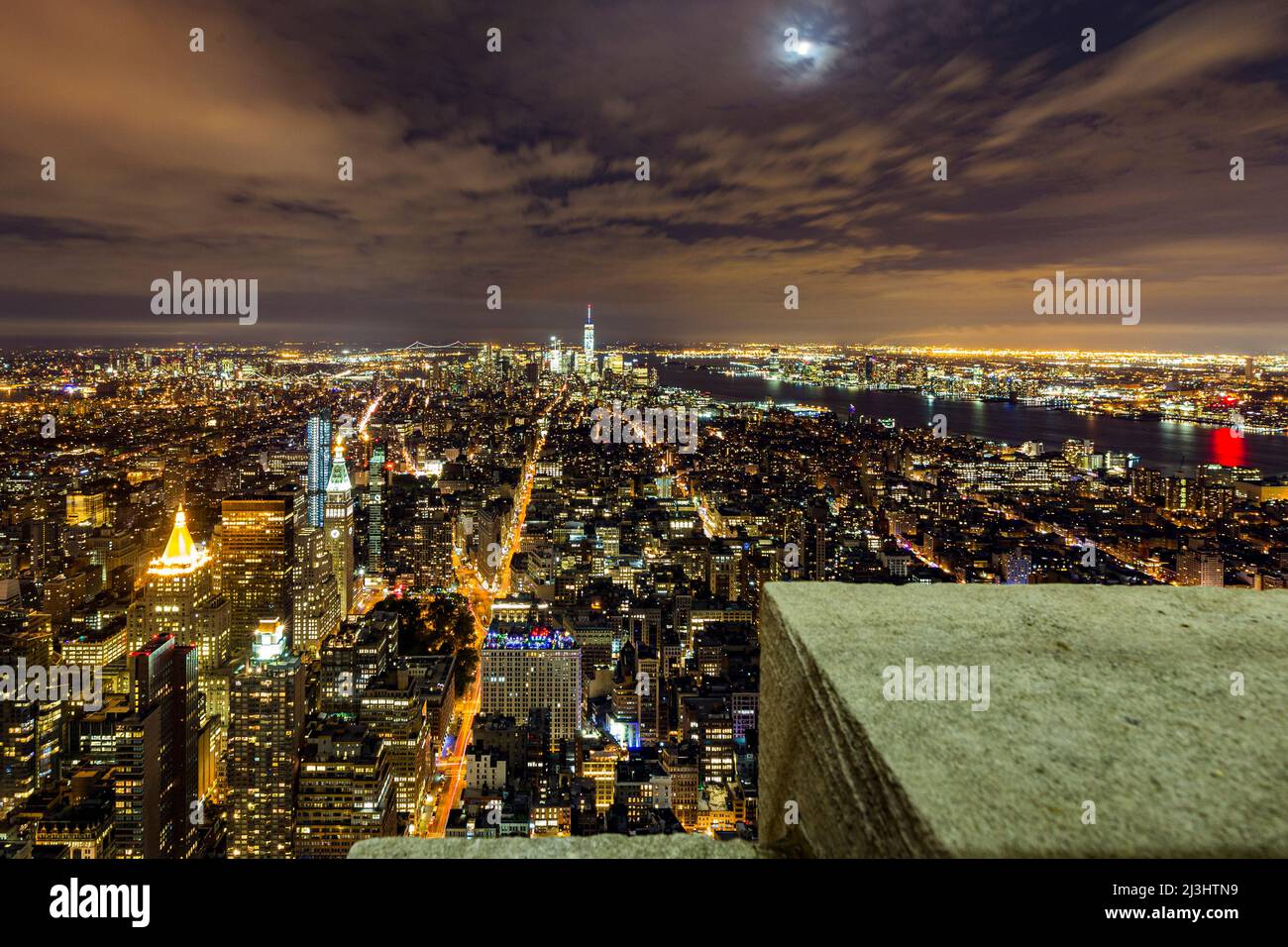 W 34 Street & 5 AV, New York City, NY, USA, Long Exposure Nachtaufnahmen von manhattan vom Empire State Building Stockfoto