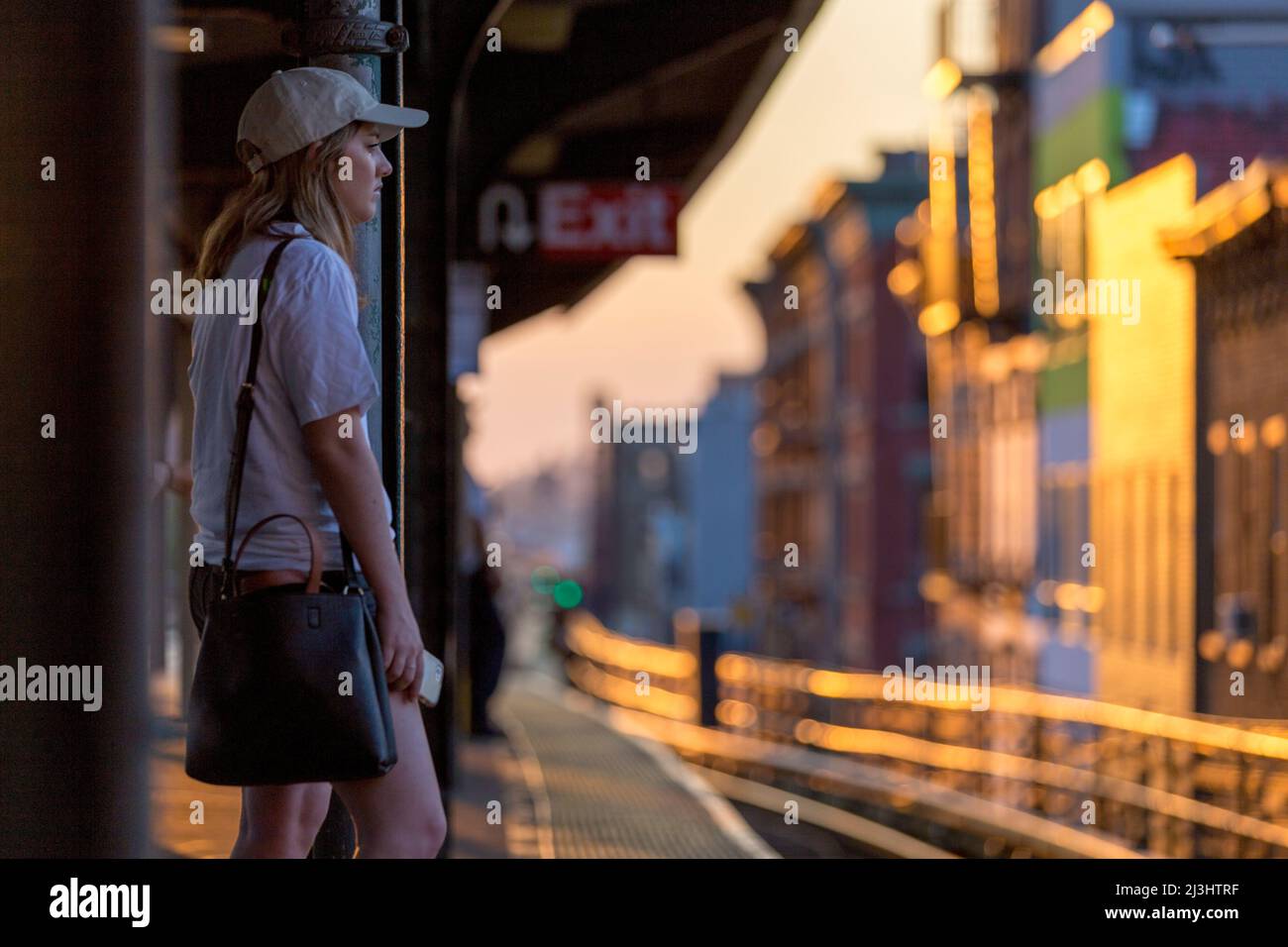 Broadway/Jefferson Street, New York City, NY, USA, das Sonnenlicht reflektiert golden während der goldenen Stunde - sogar in NYC Stockfoto