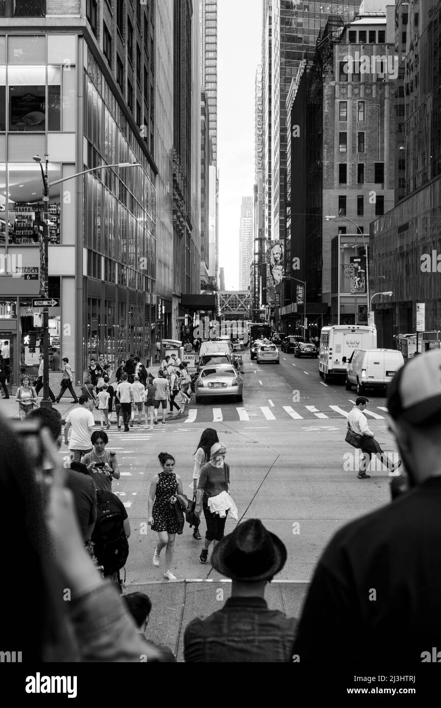 6. Ave/W41ST Street, New York City, NY, USA, Manhattanhenge in New York City, entlang der 41. Street. Manhattanhenge ist ein Ereignis, bei dem die untergehende Sonne auf das Hauptstraßenraster von Manhattan ausgerichtet ist Stockfoto