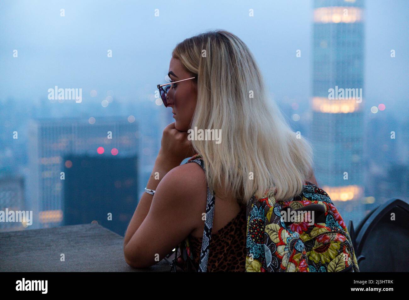 Midtown West, New York City, NY, USA, eine Frau, die den Blick vom rockefeller Building genießt Stockfoto