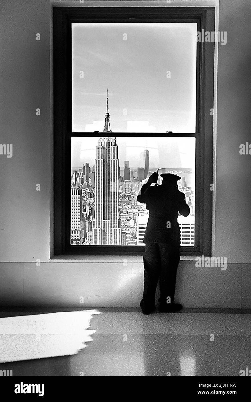 Midtown West, New York City, NY, USA, Ein Sicherheitsbeamter im rockefeller-Gebäude genießt den Blick auf die Stadt Stockfoto