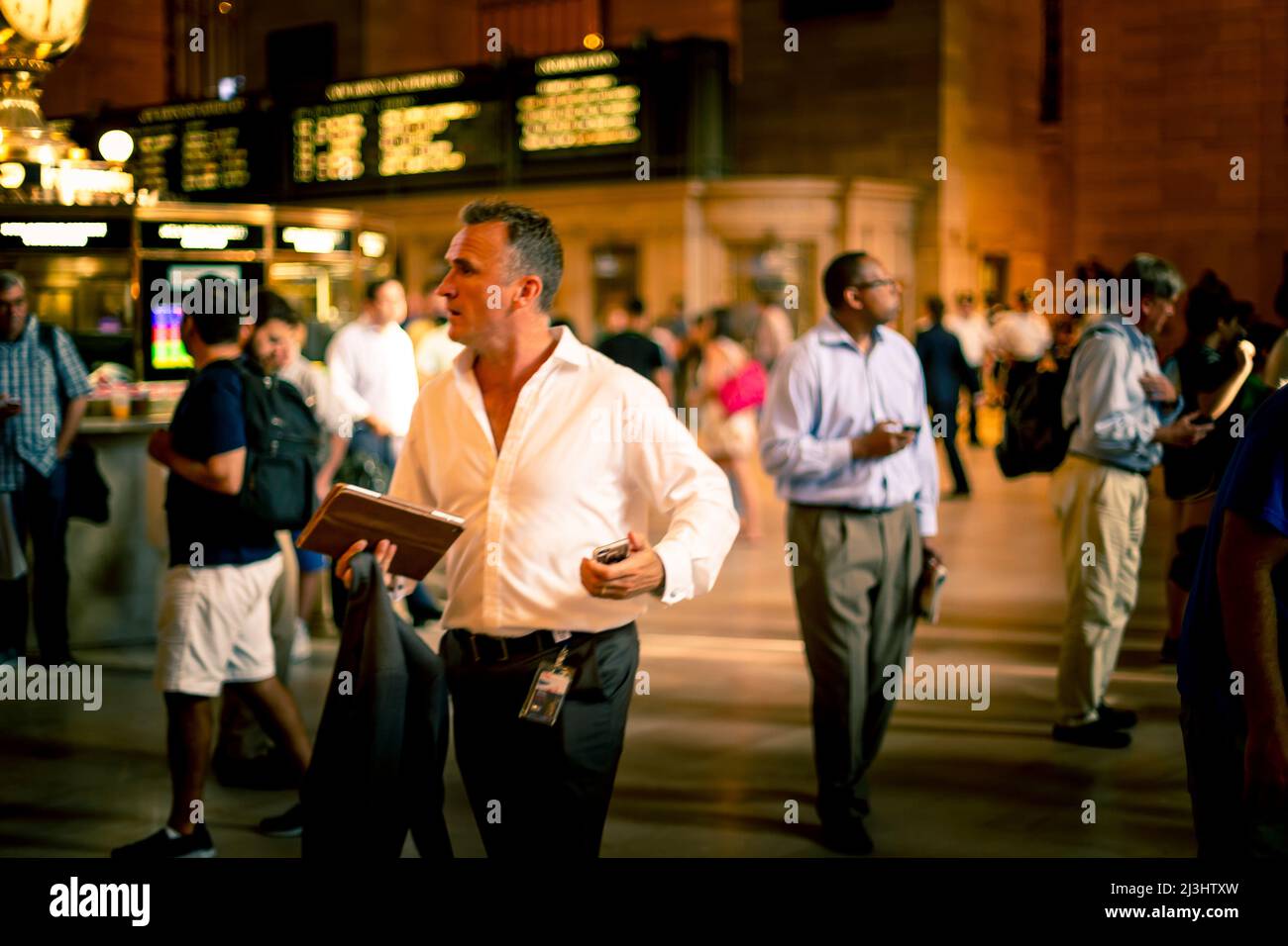 Grand Central - 42 Street, New York City, NY, USA, Inside Central Station. Menschen, gelbes Licht, Business as usual Stockfoto