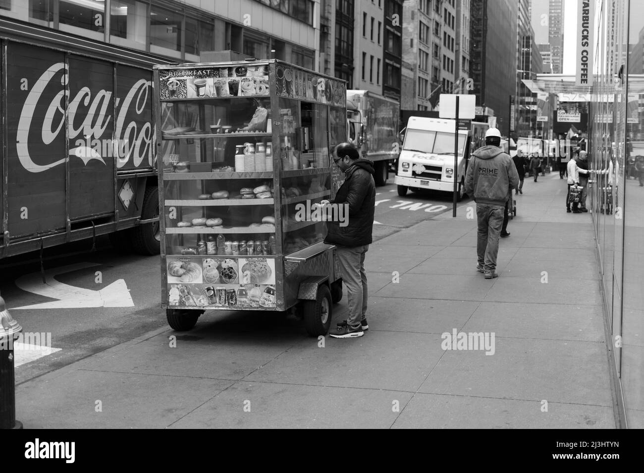 Little Brazil, New York City, NY, USA, Street Vendor mit Kunde Stockfoto