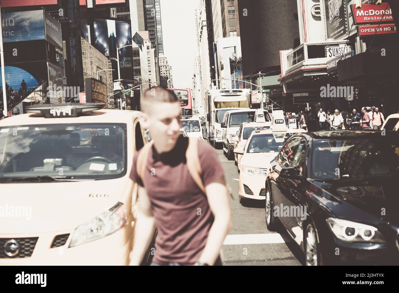 Theater District, New York City, NY, USA, ein Mann, der die Straße auf dem Times Square überquert Stockfoto