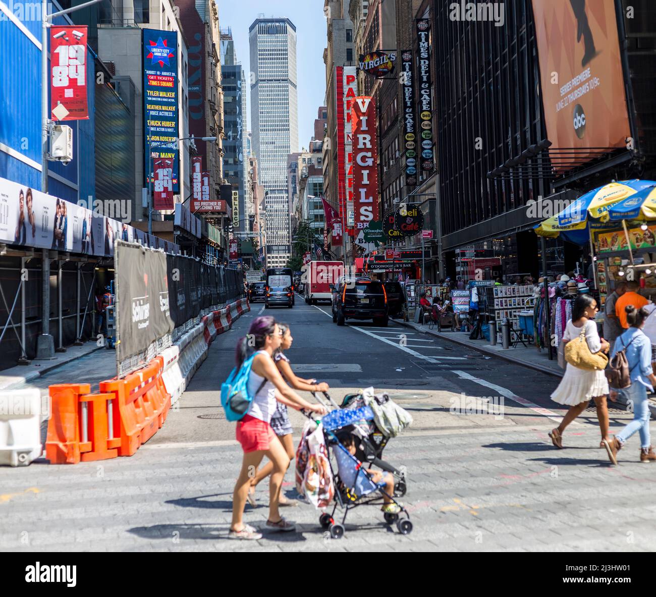 Times Square, New York City, NY, USA, Menschen, die die Straße überqueren Stockfoto