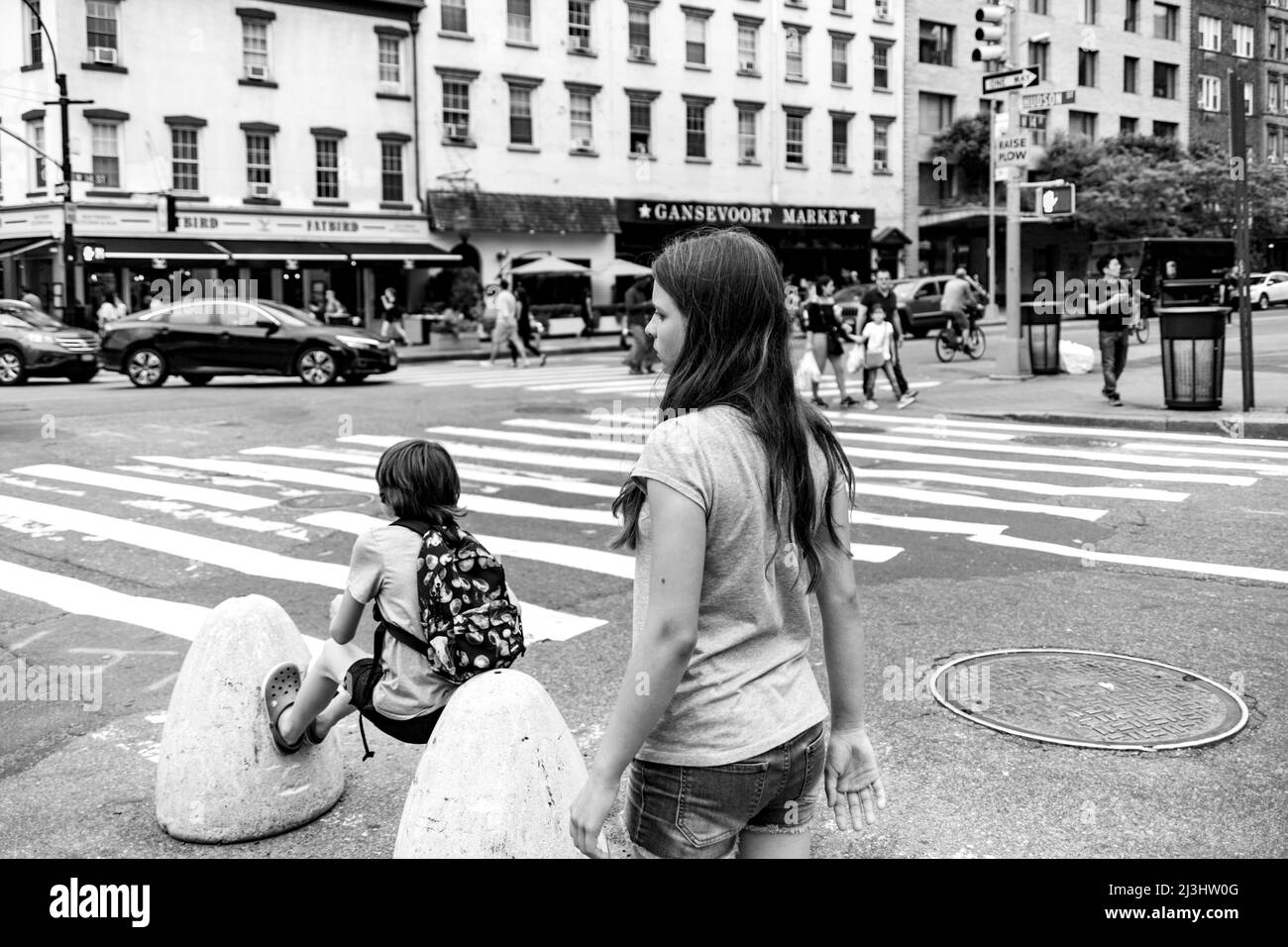 Hudson ST/W 13 Street, New York City, NY, USA, 14 Jahre altes kaukasisches Teenager-Mädchen und 12 Jahre altes kaukasisches Teenager-Mädchen – beide mit braunen Haaren und sommerlichem Styling in Chelsea Stockfoto