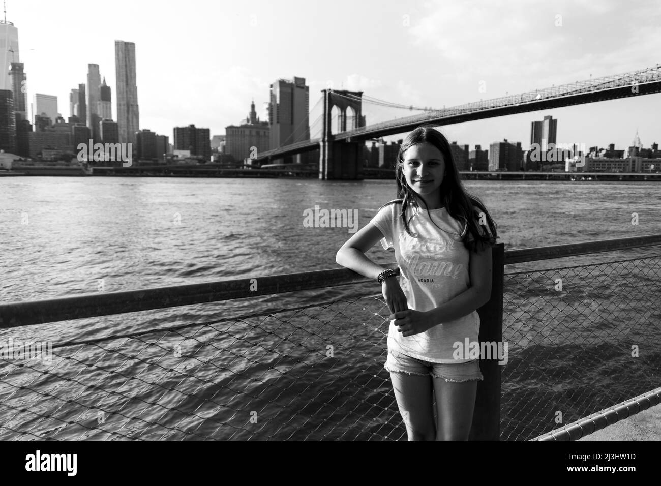 Dumbo/FULTON FERRY, New York City, NY, USA, zwei Kinder vor der Brooklyn Bridge über dem East River 14 Jahre altes kaukasisches Teenager-Mädchen mit braunen Haaren vor der Brooklyn Bridge Stockfoto