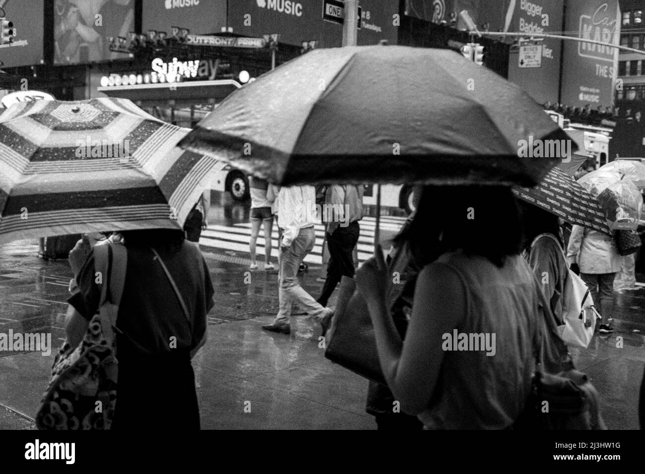 TIMES SQ - 42 Street, New York City, NY, USA, es regnet auf der 42. Street und dem Times Square Stockfoto