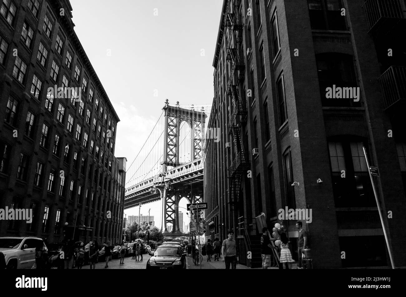 Dumbo, New York City, NY, USA, ikonische Manhattan Bridge und Empire State Building Blick von der Washington Street in Brooklyn, New York Stockfoto