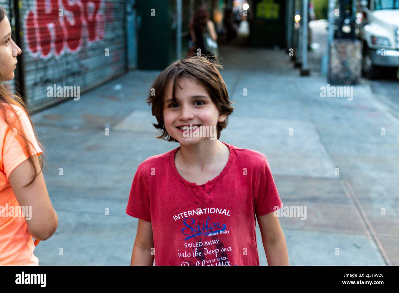 Myrtle AV, New York City, NY, USA, 14 Jahre altes kaukasisches Teenager-Mädchen und 12 Jahre altes kaukasisches Teenager-Mädchen – beide mit braunen Haaren und sommerlichem Styling auf den Straßen von Brooklyn Stockfoto