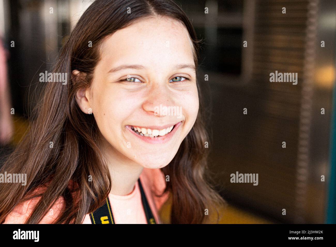 Myrtle AV, New York City, NY, USA, 14 Jahre alt, kaukasisches Teenager-Mädchen mit braunen Haaren lächelt am Bahnhof Stockfoto