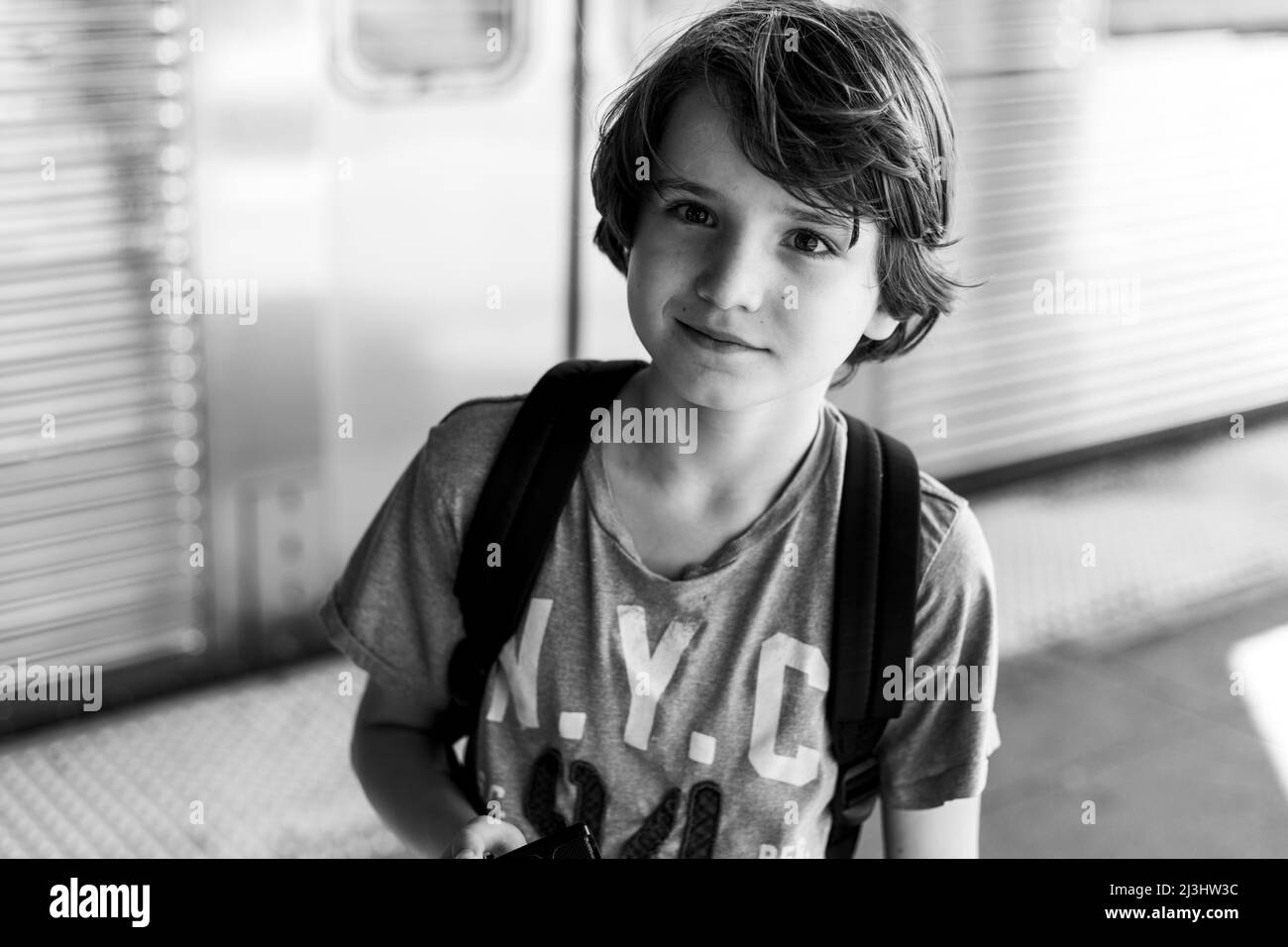 Myrtle AV, New York City, NY, USA, 12 Jahre alter kaukasischer Teenager-Junge – mit braunen Haaren und im Sommer-Outfit an der U-Bahn-Station Stockfoto