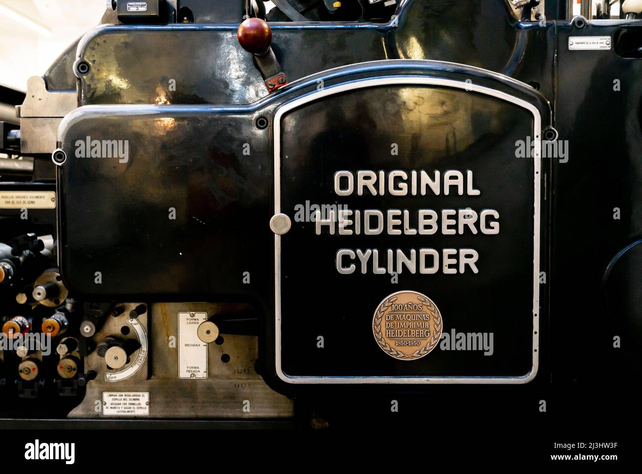 Logo des Original Heidelberg Zylinders auf einer 50 x 70 automatischen Zylinderpresse, 1958. Retro-Druckmaschinen. Stockfoto