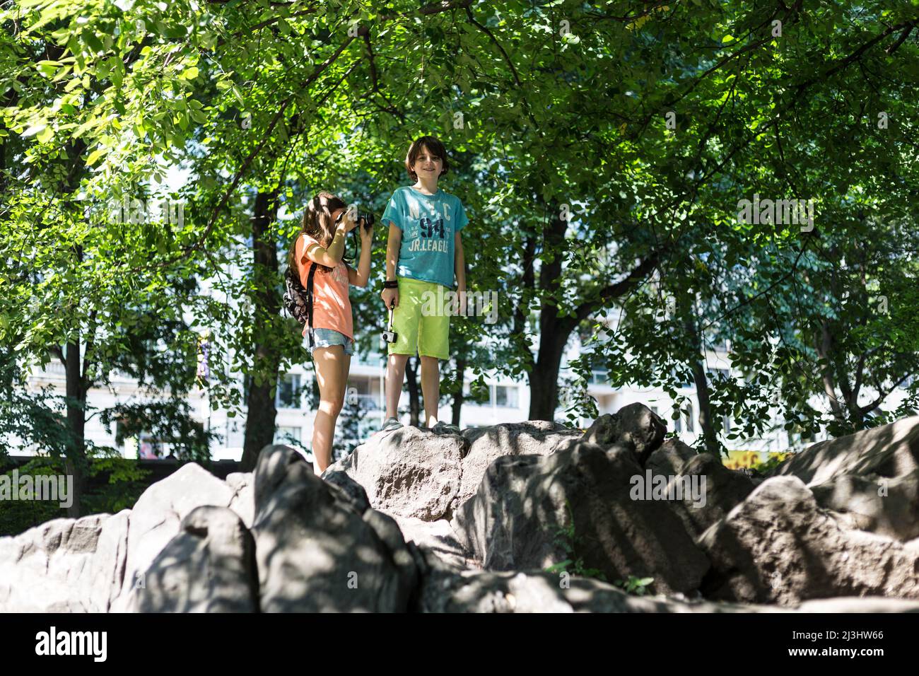 5. AV & W 58. Street, New York City, NY, USA, Young Boy and Girl at Central Park 14 Jahre altes kaukasisches Teenager-Mädchen und 12 Jahre altes kaukasisches Teenager-Mädchen – beide mit braunen Haaren und sommerlichem Styling im Central Park Stockfoto