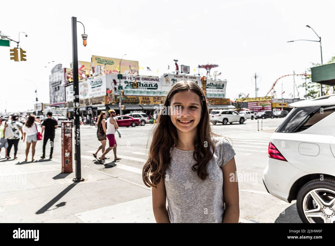 SURF Ave/STILLWELL AV, New York City, NY, USA, 14 Jahre alt, kaukasisches Teenager-Mädchen mit braunen Haaren an einer Kreuzung in Coney Island Stockfoto
