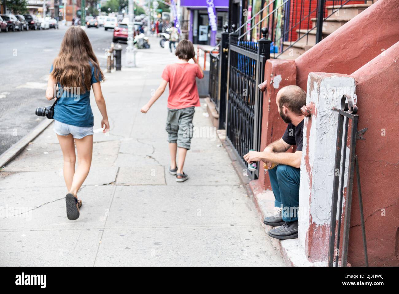 Bedford-Stuyvesant, New York City, NY, USA, Junge und Mädchen gehen vorbei Stockfoto
