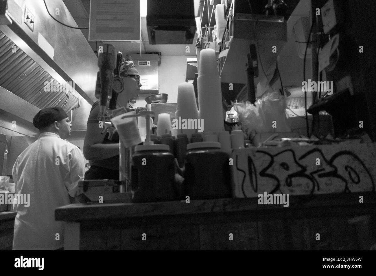 Hell's Kitchen, New York City, NY, USA, Ein Blick in die Küche des Bürgerjoint im Le Parker Meridien Hotel in Manhattan Stockfoto