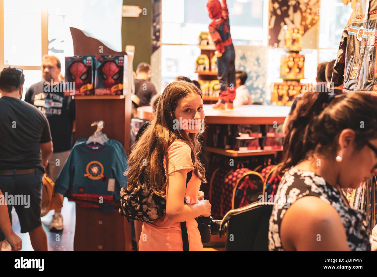 Theatre District, New York City, NY, USA, 14 Jahre altes kaukasisches Teenager-Mädchen und 12 Jahre altes kaukasisches Teenager-Mädchen – beide mit braunen Haaren und sommerlichem Styling im disney-Store Stockfoto