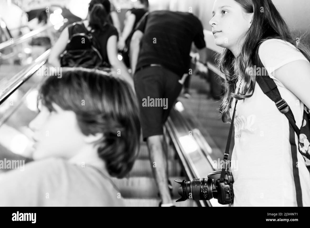 Theatre District, New York City, NY, USA, 14 Jahre altes kaukasisches Teenager-Mädchen und 12 Jahre altes kaukasisches Teenager-Mädchen – beide mit braunen Haaren und sommerlichem Styling im m&m Store Stockfoto