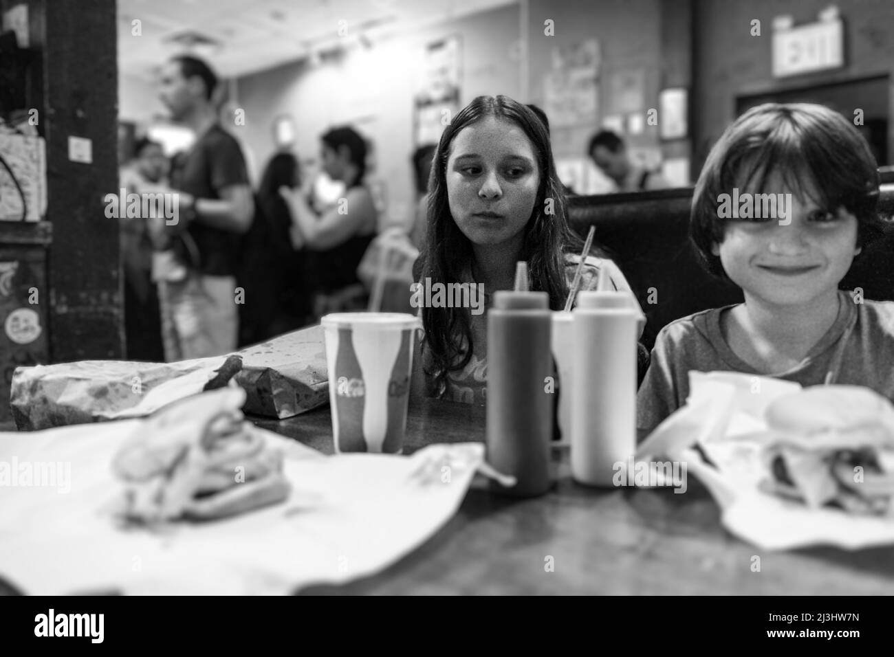 Hell's Kitchen, New York City, NY, USA, genießen Sie einen Burger im Bürgergelenk im Le Parker Meridien Hotel in Manhattan Stockfoto