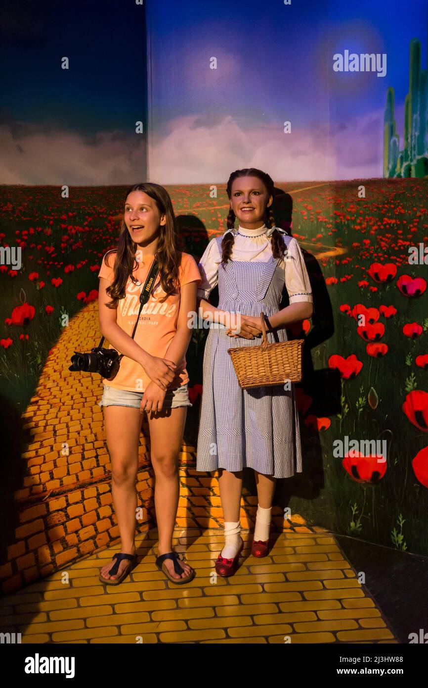 Theatre District, New York City, NY, USA, 14 Jahre alt, kaukasisches Teenager-Mädchen mit braunen Haaren neben Dorothy vom Zauberer von Oz (bei Madame Tussauds) Stockfoto